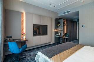 Отель Sky Blue Hotel & Spa Плоешти Weekend Spa Package - Deluxe Double Room with Balcony-1